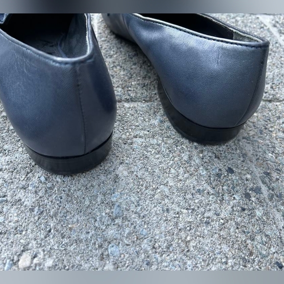 Tory Burch navy with gold Loafer - Picture 3 of 6